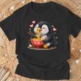 ペンギン食べる ラーメン 麺 ペンギン 男の子 女の子 キッズ 大人 Tシャツ 高齢者への贈り物