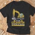 将来の掘削機オペレーターが重機ファンのトレーニングに参加。 Tシャツ 高齢者への贈り物
