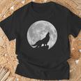 月に吠えるオオカミのシルエット。 Tシャツ 高齢者への贈り物