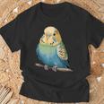 枝に腰掛けたチャーミングなセキセイインコ Tシャツ 高齢者への贈り物