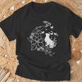 花柄の三日月と蝶を持った猫。 Tシャツ 高齢者への贈り物