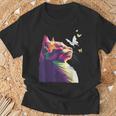蝶と美しいカラフルな猫、パープル Tシャツ 高齢者への贈り物