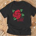 赤いバラとi'm A Wild Roseの花のデザイン Tシャツ 高齢者への贈り物