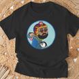 赤ちゃんをおんぶしたファンキー男 ハート型のサングラス ミニダルマ ヒゲ ファイヤーパターンのヘルメット Tシャツ 高齢者への贈り物