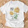 82 Years Loved And Blessed 花柄 フラワースタンプ 82歳の誕生日 Tシャツ 高齢者への贈り物