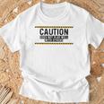 Caution Does Not Play Well With Others Tシャツ 高齢者への贈り物