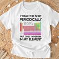 Juego De Palabras De Química Divertido Con Tabla Periódica Camiseta unisex Regalos para ancianos