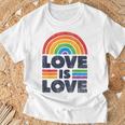 Lgbtq Love Is Love Gay Pride Lgbt Ally Rainbow Flagintage Tシャツ 高齢者への贈り物