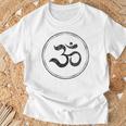Om スピリチュアルシンボル ヨガ 瞑想 オーム Tシャツ 高齢者への贈り物