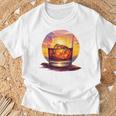エレガントなウイスキーの夕日 Tシャツ 高齢者への贈り物
