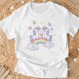 キッズ ユニコーンバタフライは、女の子向けの心と虹のアートを備えています Tシャツ 高齢者への贈り物