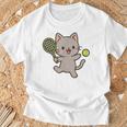テニスをする猫。かわいいスポーツ猫。 Tシャツ 高齢者への贈り物