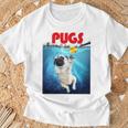 ニューヨーク港でゴム製のアヒルのおもちゃで遊ぶかわいいパグ犬 長袖tシャツ Tシャツ 高齢者への贈り物
