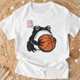 不機嫌そうなカエル 面白い バスケットボール アニメ 日本語 Tシャツ 高齢者への贈り物