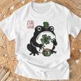 不機嫌そうなカエル 面白い 聖パトリックデー クローバーリーフ アニメ 日本語 Tシャツ 高齢者への贈り物