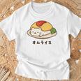 白猫×オムライスのゆるかわイラスト 猫好き・ごはん好き向け おもしろ ネタ系 癒しデザイン Tシャツ 高齢者への贈り物