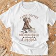 面白いワイマラナー犬私はコーヒーが好き、ワイマラナーと多分。 Tシャツ 高齢者への贈り物