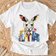 鮮やかなカンガルー、ネクタイ付き。 Tシャツ 高齢者への贈り物